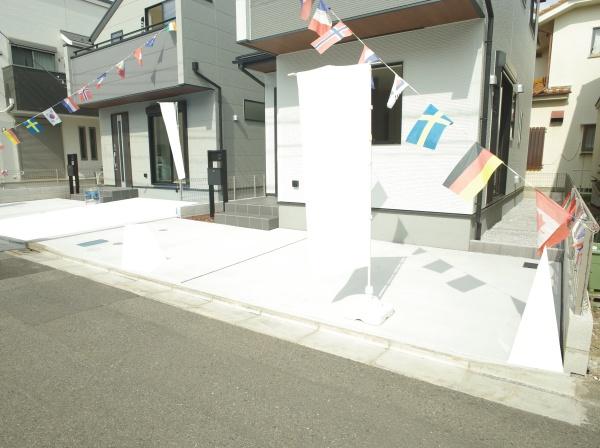 小平市仲町の新築一戸建の駐車場画像