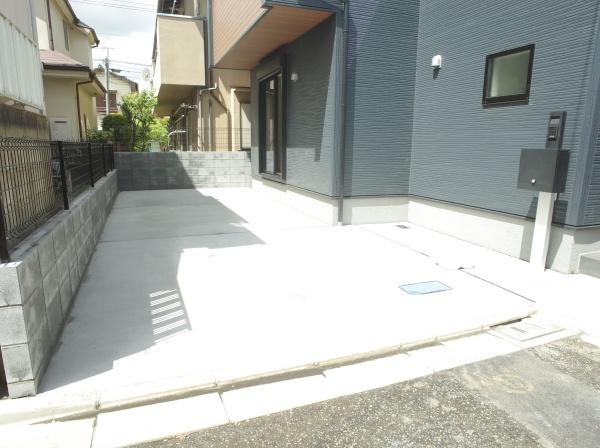 小平市学園東町の新築一戸建の駐車場画像