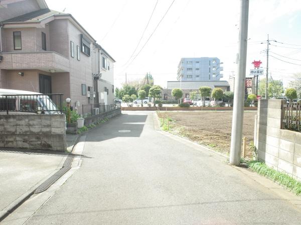 小平市大沼町５丁目の中古一戸建の前面道路含む現地写真画像