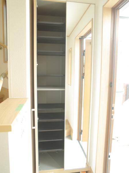 小平市上水新町３丁目の新築一戸建の玄関画像