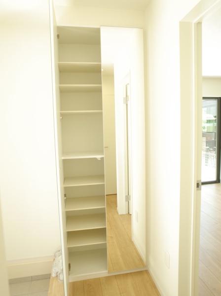 小平市仲町の新築一戸建の玄関画像