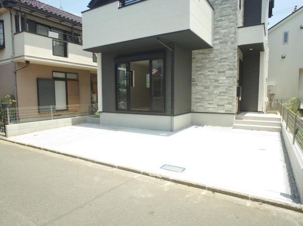 小平市仲町の新築一戸建の駐車場画像