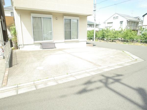 小平市小川町１丁目の中古一戸建の駐車場画像