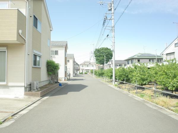 小平市小川町１丁目の中古一戸建の前面道路含む現地写真画像