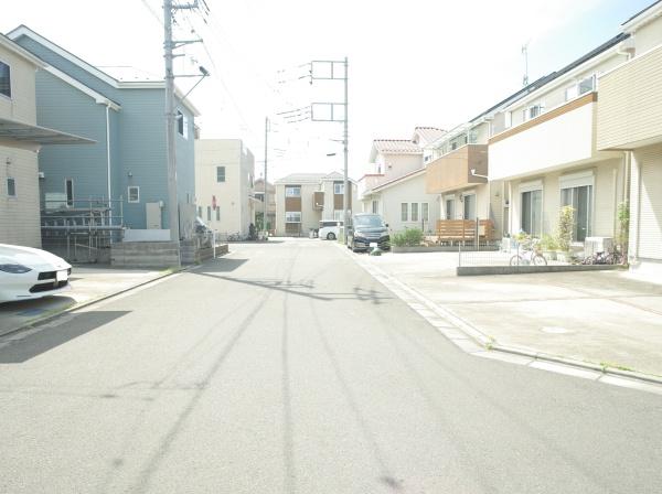 小平市小川町１丁目の中古一戸建の前面道路含む現地写真画像