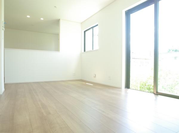 小平市仲町の新築一戸建のリビング画像
