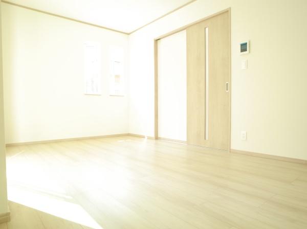 小平市小川西町５丁目の新築一戸建のリビング画像