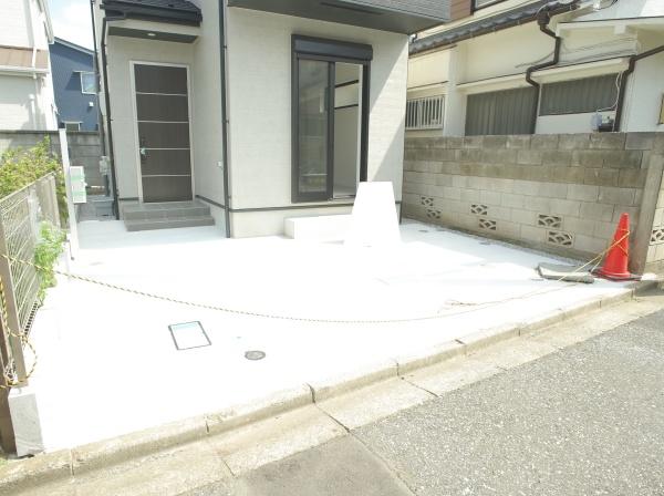 小平市仲町の新築一戸建の駐車場画像
