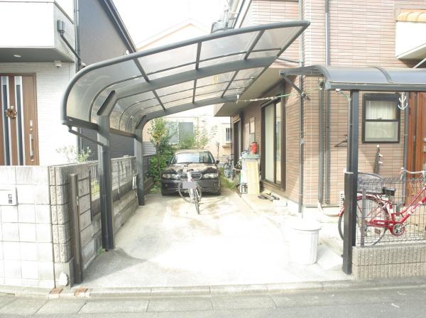 小平市小川町2丁目の中古一戸建の駐車場画像