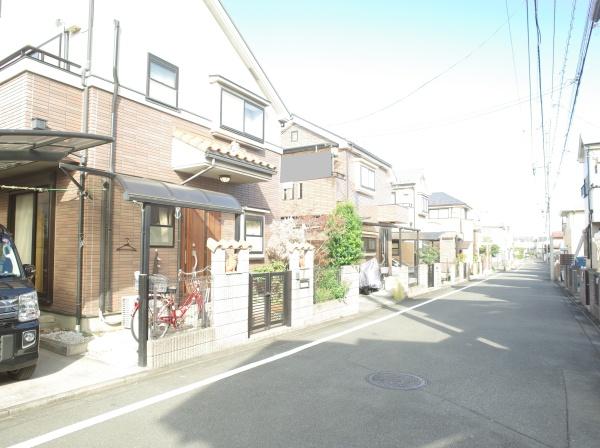 小平市小川町2丁目の中古一戸建の前面道路含む現地写真画像