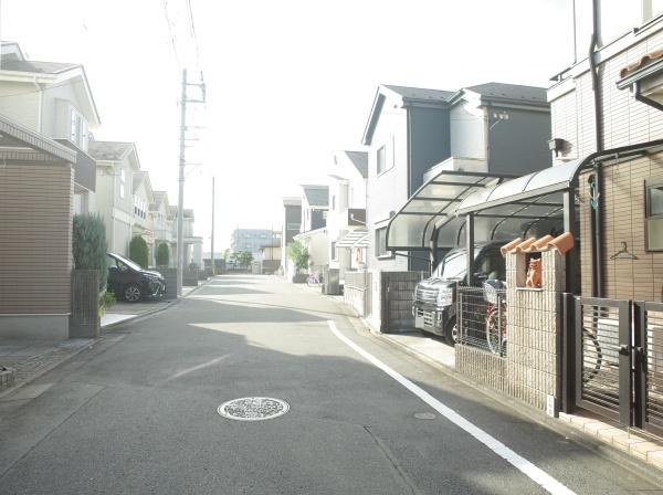 小平市小川町2丁目の中古一戸建の前面道路含む現地写真画像