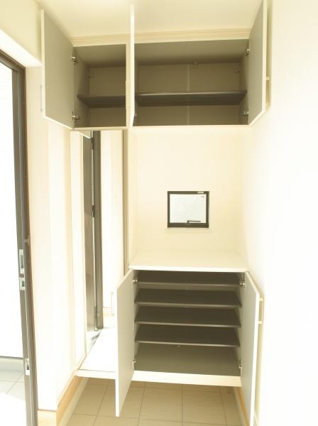 小平市小川町1丁目の新築一戸建の玄関画像