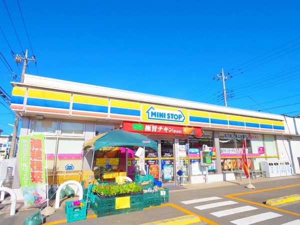 小平市小川町１丁目の新築一戸建のコンビニ画像