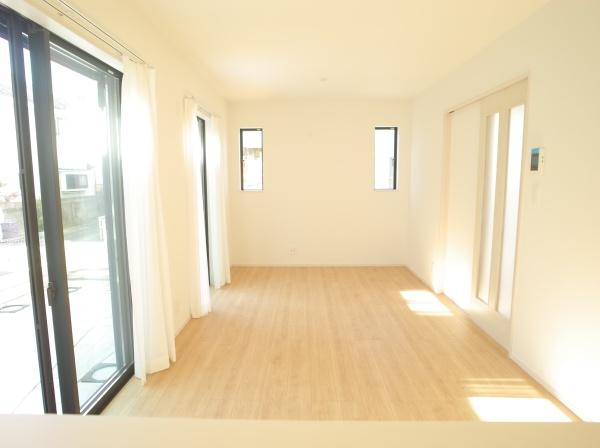 小平市小川町１丁目の新築一戸建のリビング画像