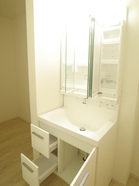 小平市小川東町の新築一戸建の洗面台・洗面所画像