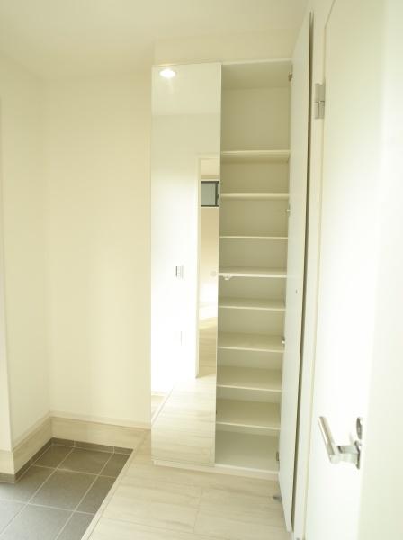 小平市小川東町の新築一戸建の玄関画像