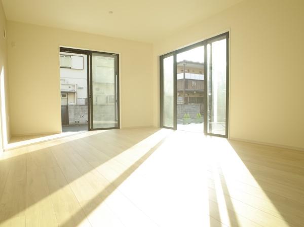 小平市小川東町の新築一戸建のリビング画像