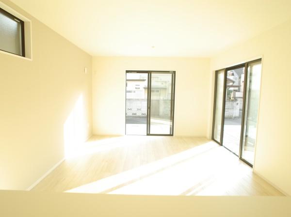 小平市小川東町の新築一戸建のリビング画像