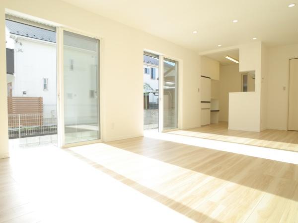 小平市津田町２丁目の新築一戸建のリビング画像