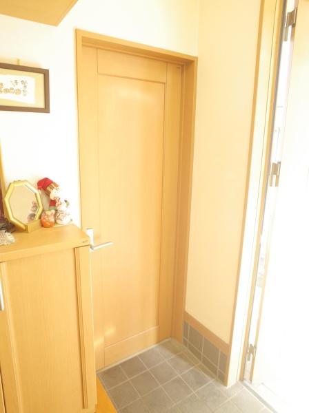 小平市津田町3丁目の中古一戸建の玄関画像