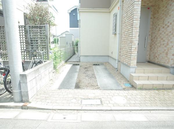 小平市小川町1丁目の中古一戸建の駐車場画像
