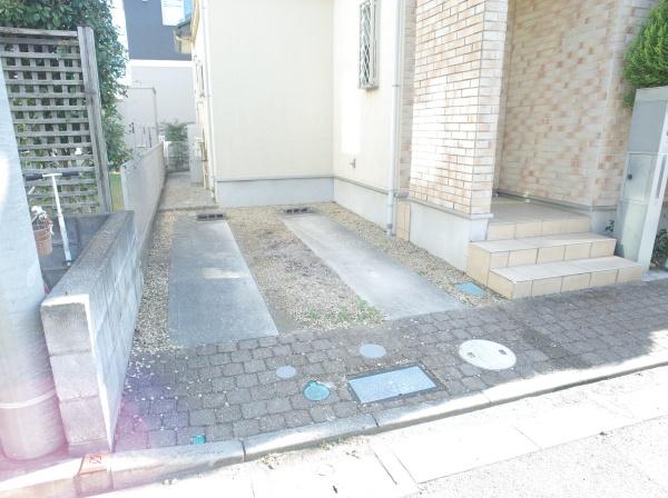 小平市小川町１丁目の中古一戸建の駐車場画像