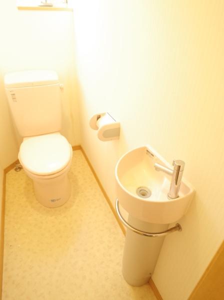 小平市小川町１丁目の中古一戸建のトイレ画像