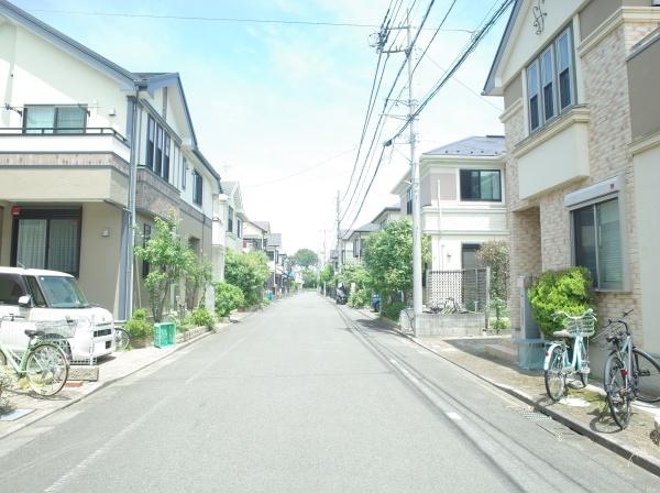 小平市小川町1丁目の中古一戸建の前面道路含む現地写真画像