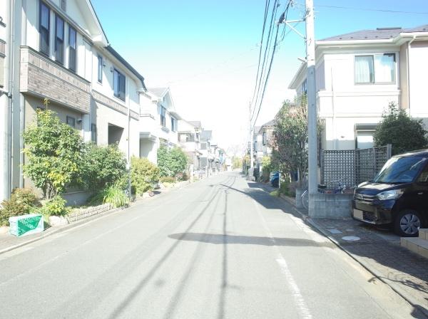 小平市小川町１丁目の中古一戸建の前面道路含む現地写真画像