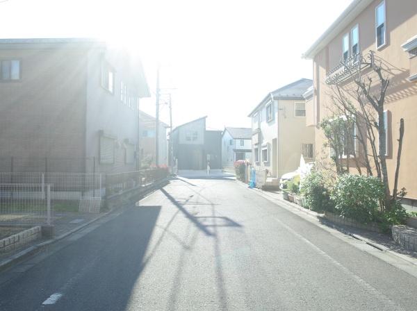 小平市小川町１丁目の中古一戸建の前面道路含む現地写真画像