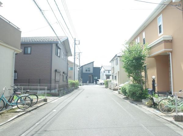 小平市小川町1丁目の中古一戸建の前面道路含む現地写真画像