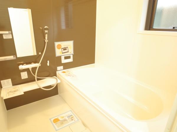 小平市中島町の新築一戸建のバス画像