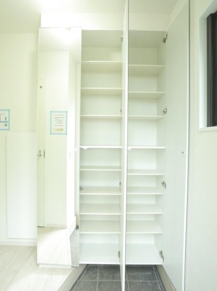 小平市中島町の新築一戸建の玄関画像