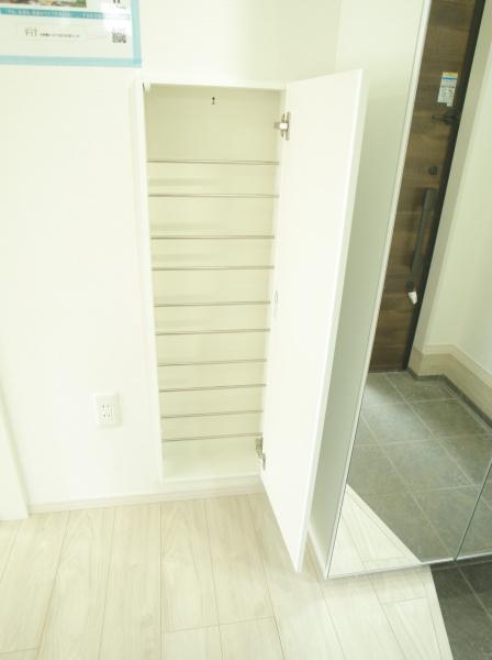 小平市中島町の新築一戸建の玄関画像