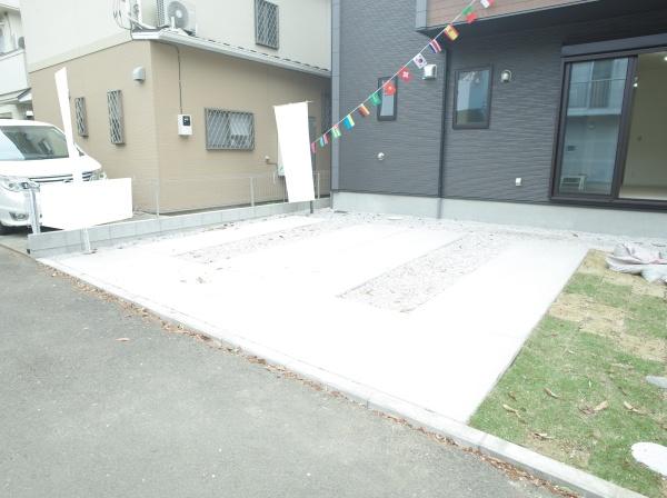 小平市中島町の新築一戸建の駐車場画像