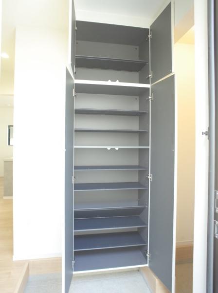 小平市仲町の新築一戸建の玄関画像