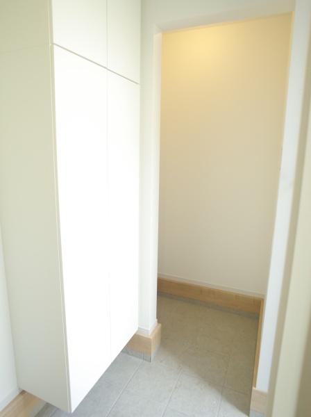 小平市仲町の新築一戸建の玄関画像