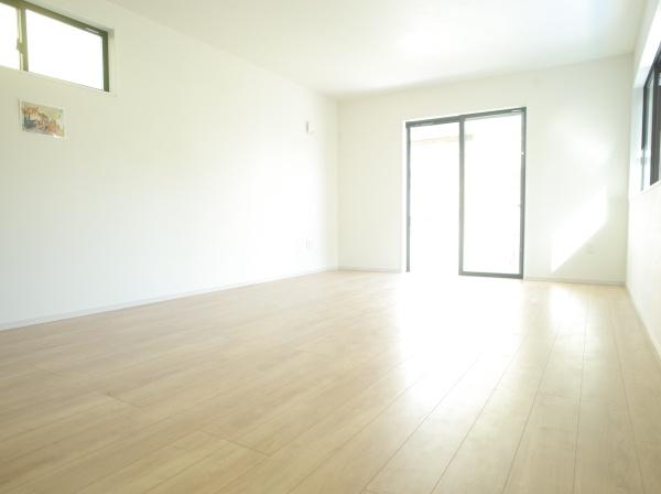 小平市仲町の新築一戸建のリビング画像