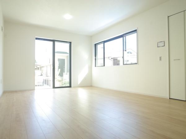 小平市仲町の新築一戸建のリビング画像