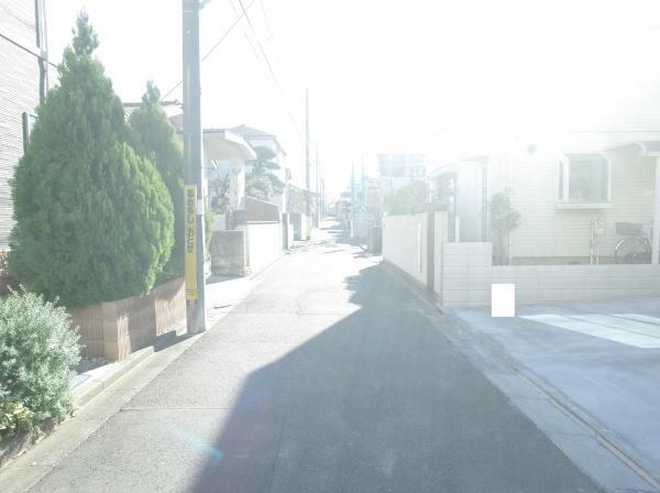 小平市仲町の新築一戸建の前面道路含む現地写真画像