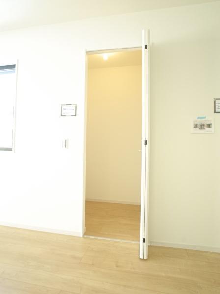 小平市仲町の新築一戸建のリビング画像