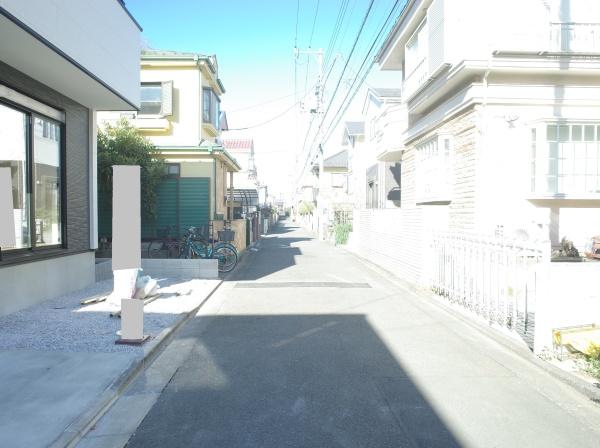 小平市仲町の新築一戸建の前面道路含む現地写真画像