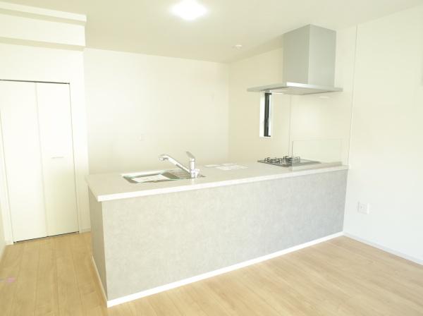 小平市仲町の新築一戸建のキッチン画像