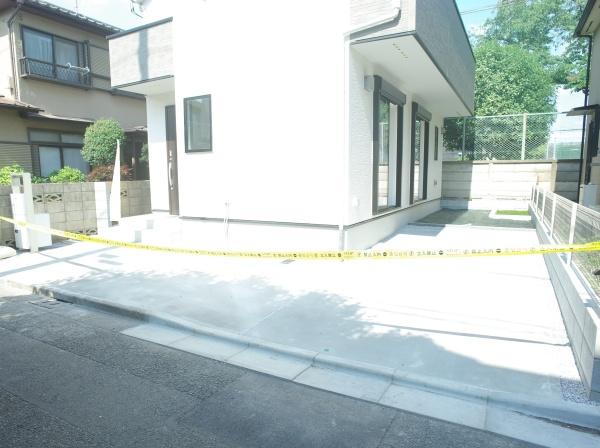 小平市仲町の新築一戸建の駐車場画像