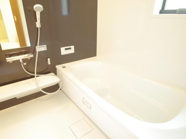 小平市小川町1丁目の新築一戸建のバス画像