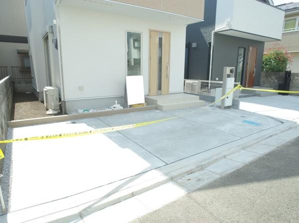 小平市仲町の新築一戸建の駐車場画像