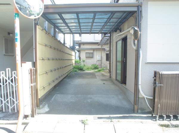小平市小川町1丁目の中古一戸建の駐車場画像
