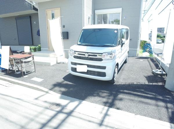 小平市仲町の新築一戸建の駐車場画像