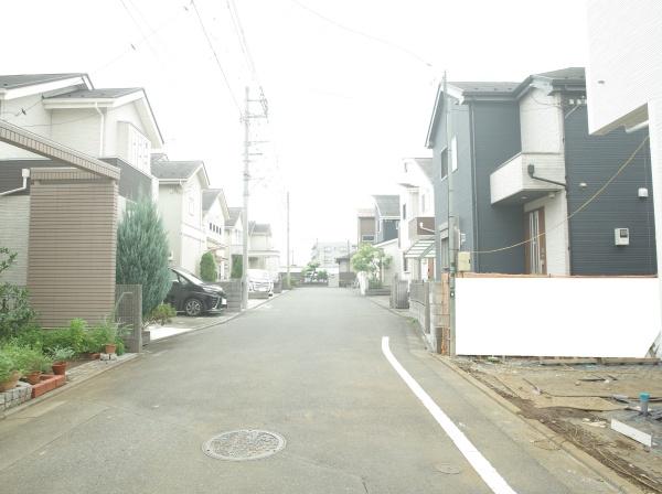 小平市小川町2丁目の新築一戸建の前面道路含む現地写真画像