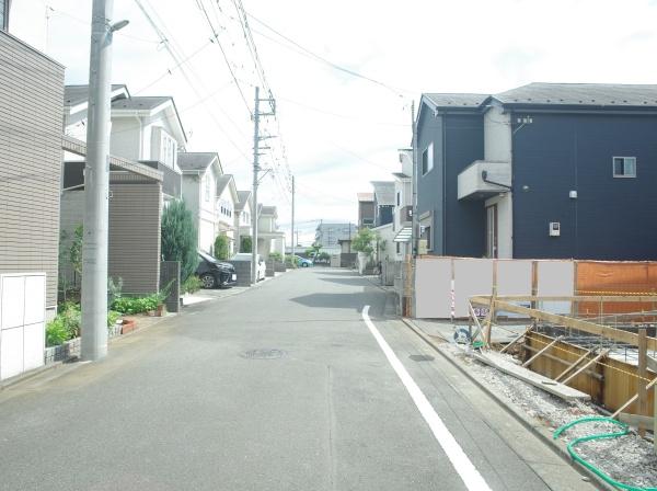 小平市小川町2丁目の新築一戸建の前面道路含む現地写真画像